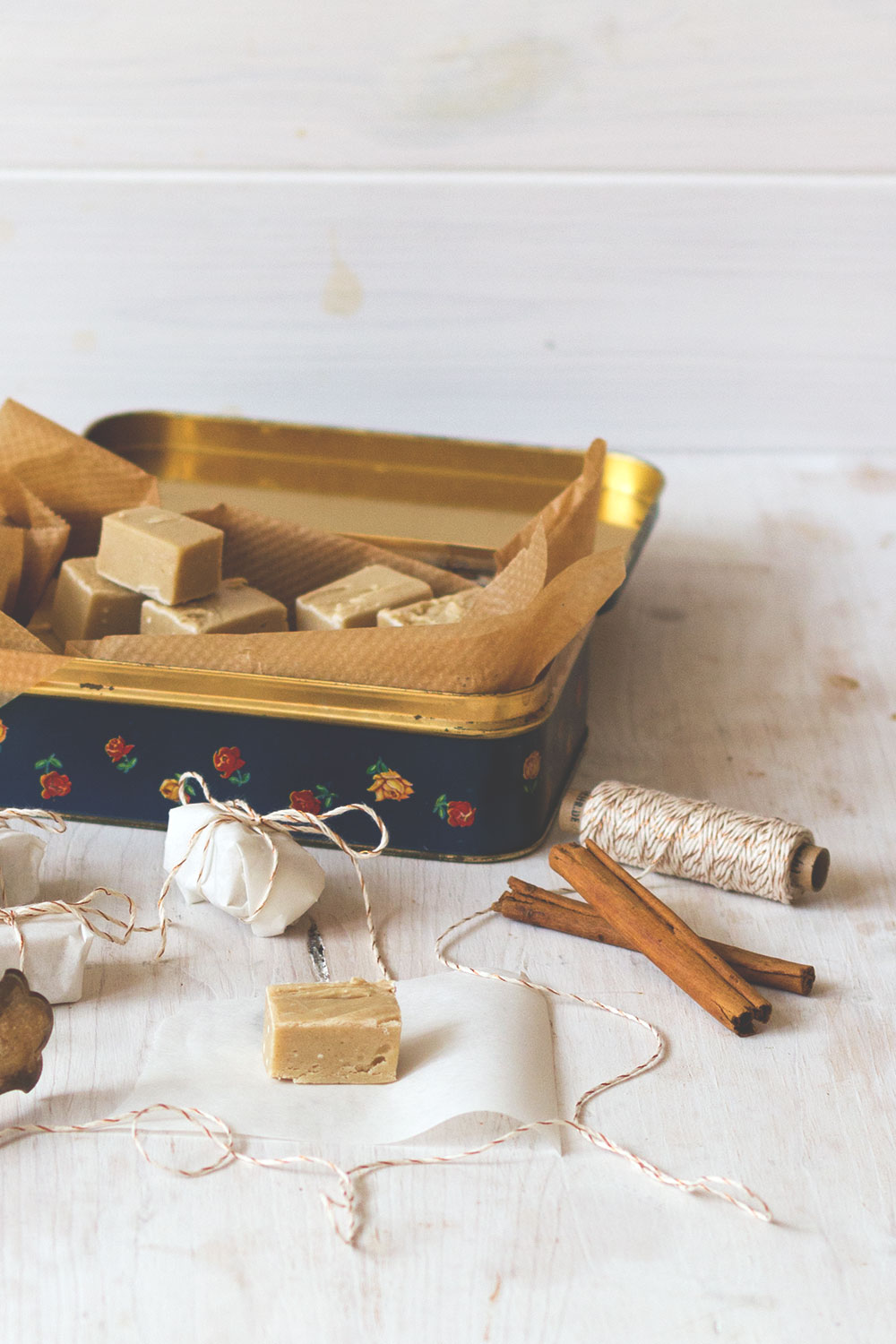 Rezept für Gingerbread Cookie Dough Fudge | Geschenkideen aus der Küche | moeyskitchen.com