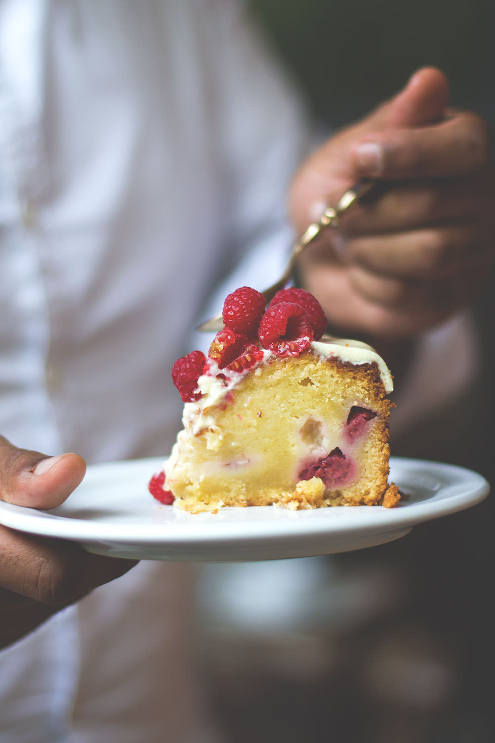 Mud Cake mit Himbeeren und weißer Schokolade