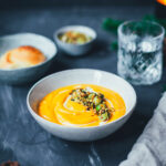 Amerikanische Vorspeise: Rezept für eine würzige Süßkartoffel-Orangen-Suppe mit Pistazien-Salbei-Topping und dazu Dinner Rolls, also frische, weiche, buttrige Brötchen als Beilagen. Perfekt als Vorspeise für Weihnachten und Silvester! | moeyskitchen.com