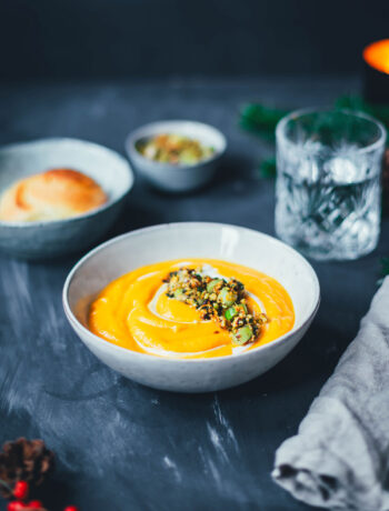 Amerikanische Vorspeise: Rezept für eine würzige Süßkartoffel-Orangen-Suppe mit Pistazien-Salbei-Topping und dazu Dinner Rolls, also frische, weiche, buttrige Brötchen als Beilagen. Perfekt als Vorspeise für Weihnachten und Silvester! | moeyskitchen.com