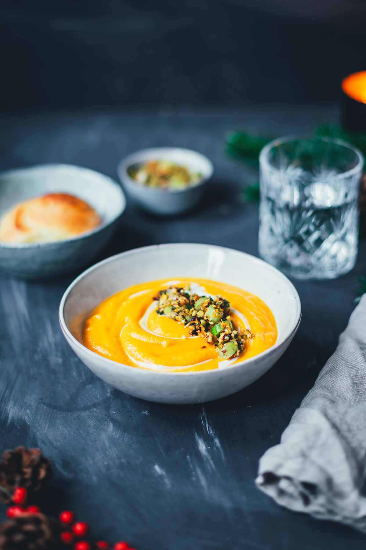 Amerikanische Vorspeise: Rezept für eine würzige Süßkartoffel-Orangen-Suppe mit Pistazien-Salbei-Topping und dazu Dinner Rolls, also frische, weiche, buttrige Brötchen als Beilagen. Perfekt als Vorspeise für Weihnachten und Silvester! | moeyskitchen.com