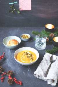Rezept für amerikanische Süßkartoffel-Orangen-Suppe mit Pistazien-Salbei-Topping und frisch gebackenen Dinner Rolls | Weihnachtsmenü 2017 | moeyskitchen.com