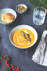 Rezept für amerikanische Süßkartoffel-Orangen-Suppe mit Pistazien-Salbei-Topping und frisch gebackenen Dinner Rolls | Weihnachtsmenü 2017 | moeyskitchen.com