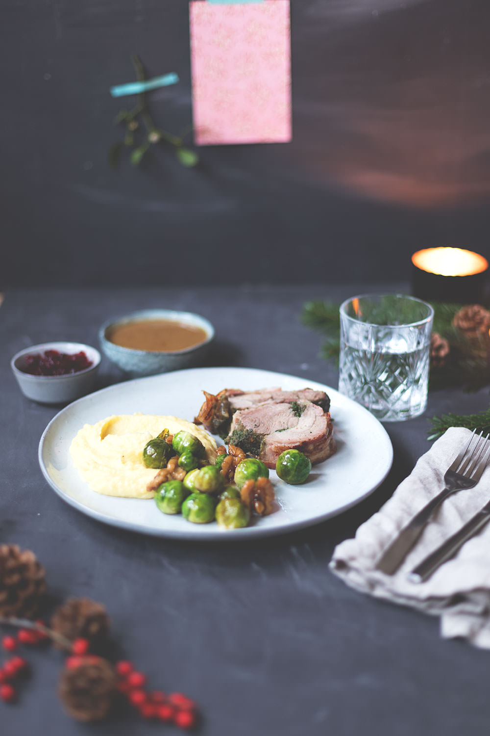 Truthahn-Rollbraten mit Gravy und Cranberrysauce, Cider-Rosenkohl und Garlic Mashed Potatoes | moeyskitchen.com