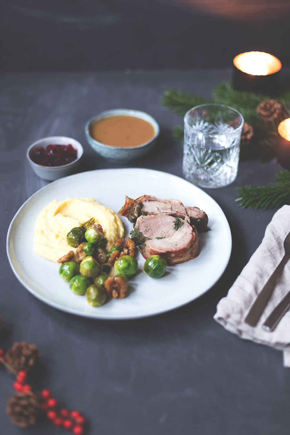 Truthahn-Rollbraten mit Gravy und Cranberrysauce, Cider-Rosenkohl und Garlic Mashed Potatoes | moeyskitchen.com