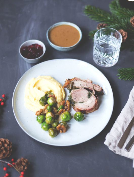 Truthahn-Rollbraten mit Gravy und Cranberrysauce, Cider-Rosenkohl und Garlic Mashed Potatoes | moeyskitchen.com