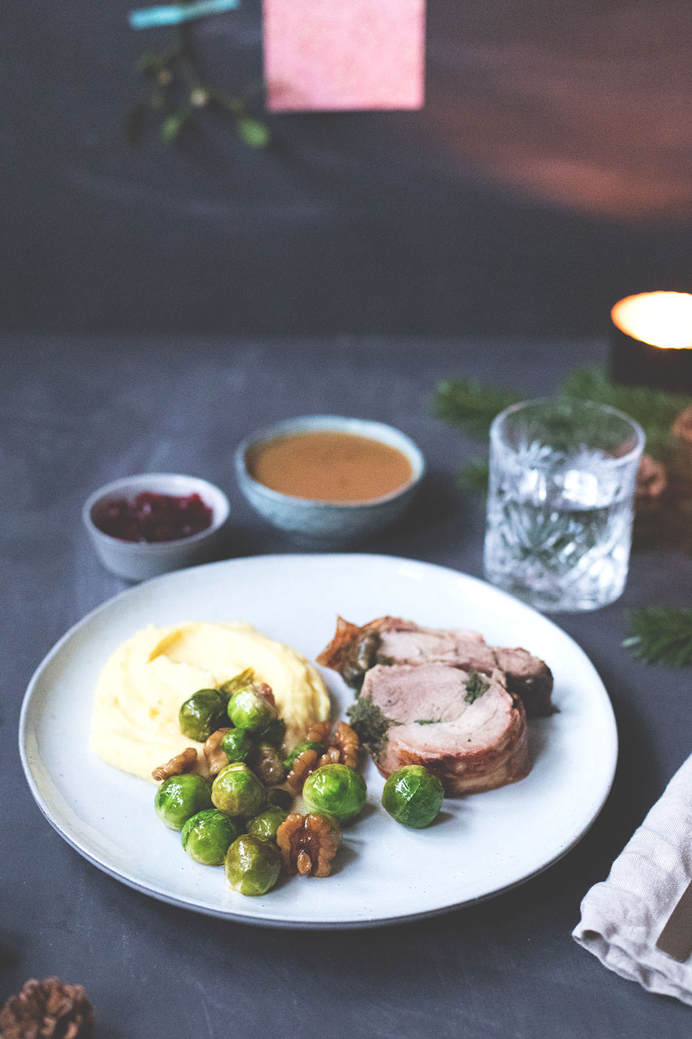 Truthahn-Rollbraten mit Gravy und Cranberrysauce, Cider-Rosenkohl und Garlic Mashed Potatoes | moeyskitchen.com