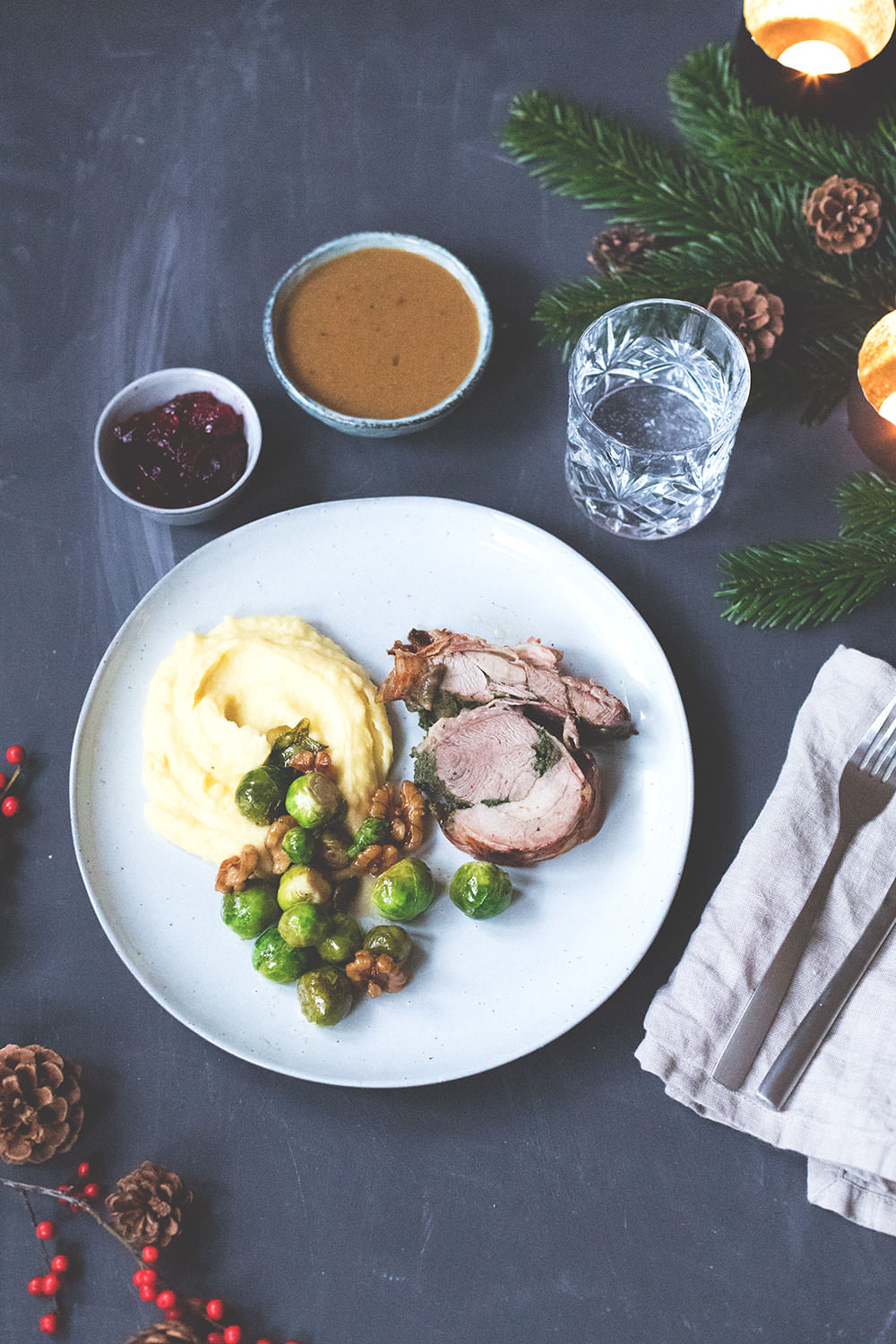 Truthahn-Rollbraten mit Gravy und Cranberrysauce, Cider-Rosenkohl und Garlic Mashed Potatoes | moeyskitchen.com