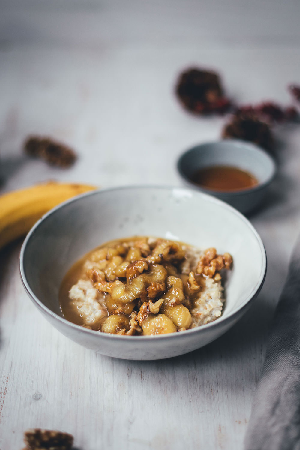Rezepte für Porridge mit Bananen, Ahornsirup und Walnüssen | das perfekte Frühstück in Herbst und Winter | moeyskitchen.com #porridge #frühstück #breakfast #haferbrei #haferflocken #bananen #rezepte #foodblogger