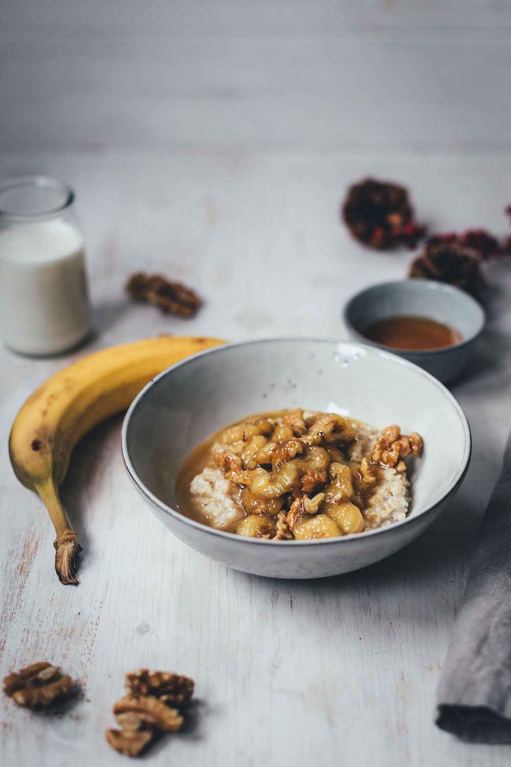 Rezepte für Porridge mit Bananen, Ahornsirup und Walnüssen | das perfekte Frühstück in Herbst und Winter | moeyskitchen.com #porridge #frühstück #breakfast #haferbrei #haferflocken #bananen #rezepte #foodblogger