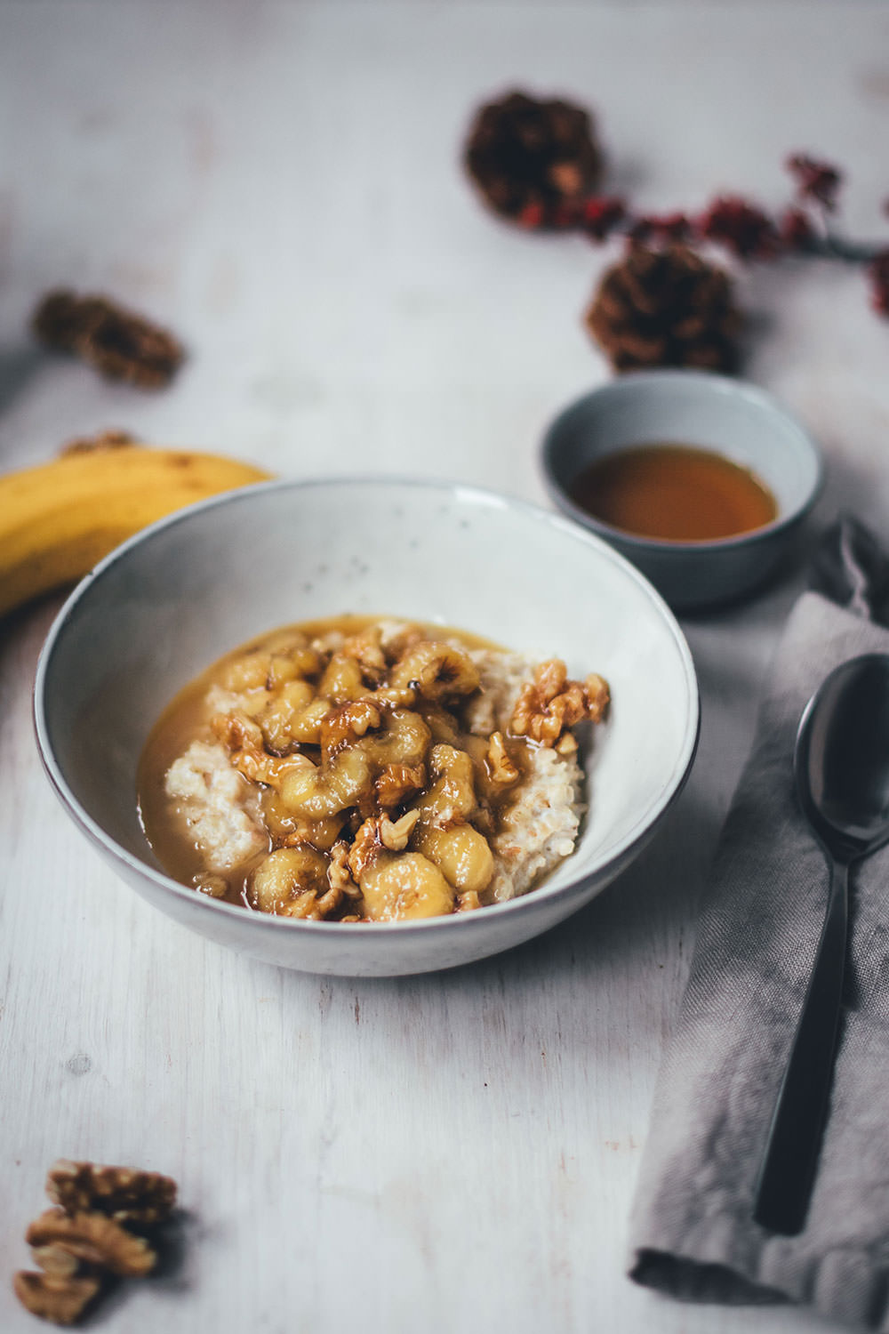 Rezepte für Porridge mit Bananen, Ahornsirup und Walnüssen | das perfekte Frühstück in Herbst und Winter | moeyskitchen.com #porridge #frühstück #breakfast #haferbrei #haferflocken #bananen #rezepte #foodblogger