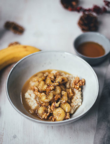 Rezepte für Porridge mit Bananen, Ahornsirup und Walnüssen | das perfekte Frühstück in Herbst und Winter | moeyskitchen.com #porridge #frühstück #breakfast #haferbrei #haferflocken #bananen #rezepte #foodblogger