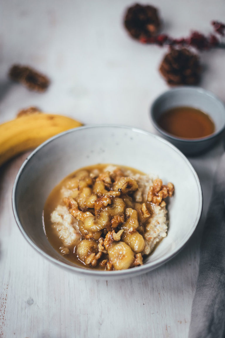 Porridge mit karamellisierter Banane, Ahornsirup und Walnüssen - moey&amp;#39;s ...