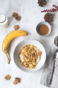 Frühstück für Porridge mit karamellisierter Banane, Ahornsirup und Walnüssen | moeyskitchen.com