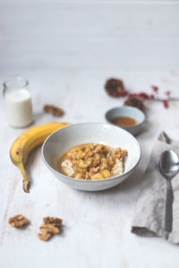 Frühstück für Porridge mit karamellisierter Banane, Ahornsirup und Walnüssen | moeyskitchen.com