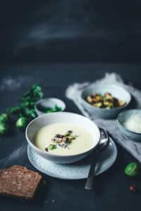 Rezept für Rosenkohl-Creme-Suppe mit Pecorino und Haselnüssen | moeyskitchen.com #rosenkohl #suppe #cremesuppe #rosenkohlsuppe #winter #vegetarisch #soulfood #veggie #rezepte #foodblogger