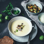 Rezept für Rosenkohl-Creme-Suppe mit Pecorino und Haselnüssen | moeyskitchen.com #rosenkohl #suppe #cremesuppe #rosenkohlsuppe #winter #vegetarisch #soulfood #veggie #rezepte #foodblogger