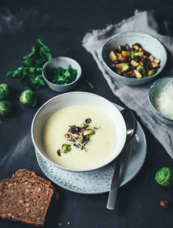 Rezept für Rosenkohl-Creme-Suppe mit Pecorino und Haselnüssen | moeyskitchen.com #rosenkohl #suppe #cremesuppe #rosenkohlsuppe #winter #vegetarisch #soulfood #veggie #rezepte #foodblogger