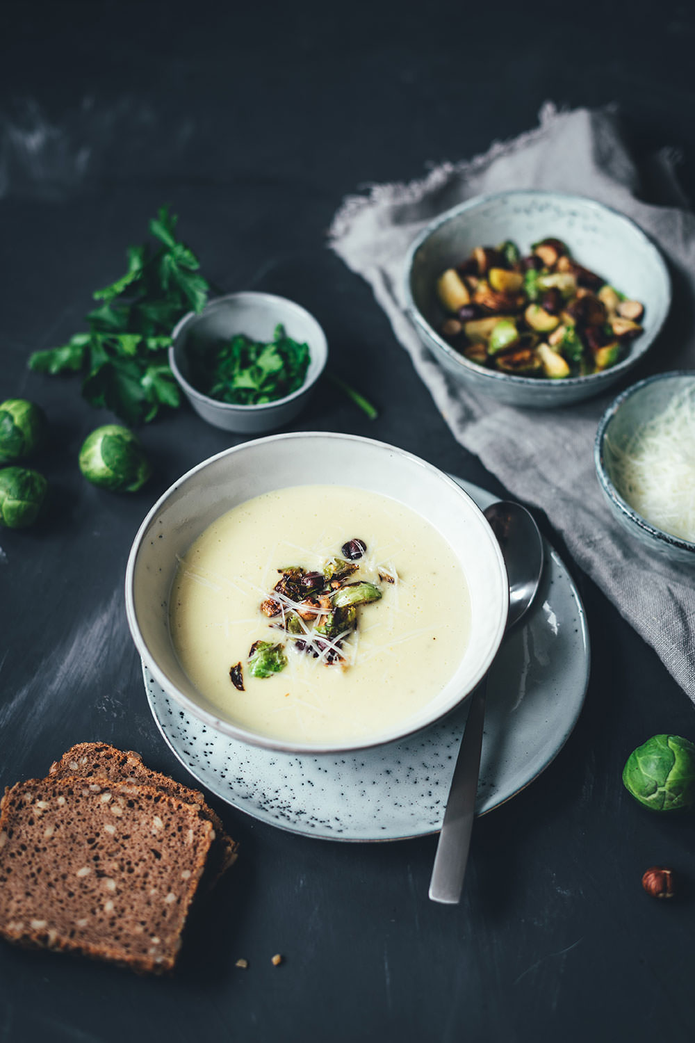 Rezept für Rosenkohl-Creme-Suppe mit Pecorino und Haselnüssen | moeyskitchen.com #rosenkohl #suppe #cremesuppe #rosenkohlsuppe #winter #vegetarisch #soulfood #veggie #rezepte #foodblogger