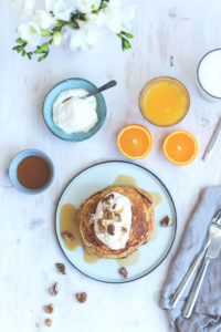 Rezept für fluffige Carrot Cake Pancakes | The Sunday Breakfast Club | moeyskitchen.com