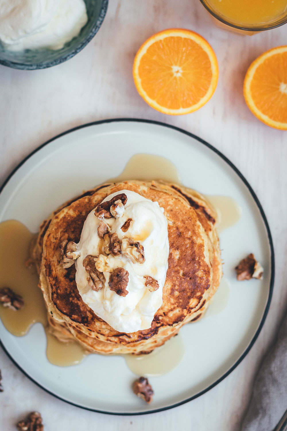 Rezept für saftige Carrot Cake Pancakes | Klassischer Möhrenkuchen verpackt in fluffig-weiche Buttermilch-Pancakes mit Frischkäse-Topping und knackigen Walnüssen | moeyskitchen.com #pfannkuchen #pancakes #frühstück #breakfast #carrotcake #carrotcakepancakes #creamcheesefrosting #foodblogger #rezepte #sonntagsfrühstück