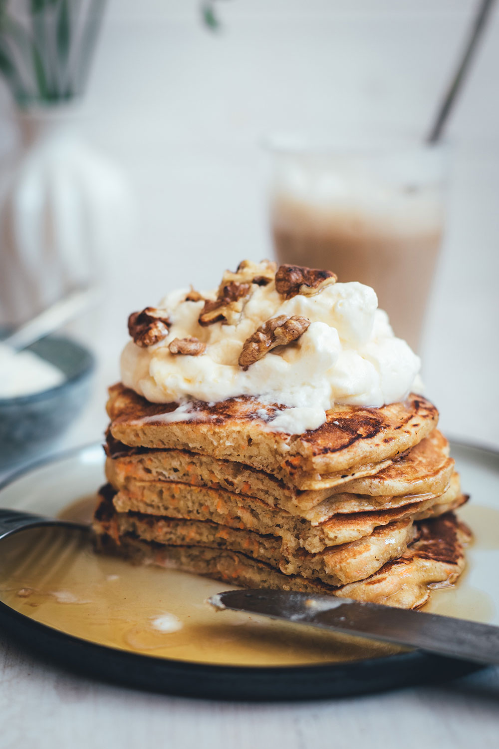 Rezept für saftige Carrot Cake Pancakes | Klassischer Möhrenkuchen verpackt in fluffig-weiche Buttermilch-Pancakes mit Frischkäse-Topping und knackigen Walnüssen | moeyskitchen.com #pfannkuchen #pancakes #frühstück #breakfast #carrotcake #carrotcakepancakes #creamcheesefrosting #foodblogger #rezepte #sonntagsfrühstück