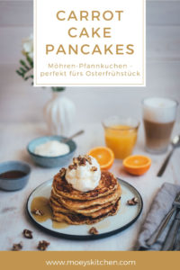 Rezept für Carrot Cake Pancakes mit Frischkäse-Frosting, Ahornsirup und Walnüssen | saftige Möhren-Pfannkuchen, die nicht nur zu Ostern schmecken | perfekt für's Sonntagsfrühstück und den Osterbrunch | moeyskitchen.com #pancakes #carrotcake #ostern #osterbrunch #sonntagsfrühstück #pfannkuchen #ahornsirup #rezepte #foodblogger