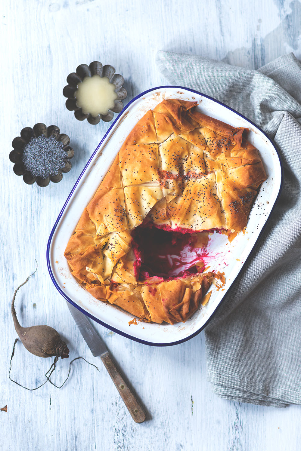 Rezept für Rote Bete Spanakopita (Filoteig-Pastete mit Rote Bete, Ricotta und Feta) | Saisonal schmeckt's besser! Der Foodblogger-Saisonkalender | moeyskitchen.com