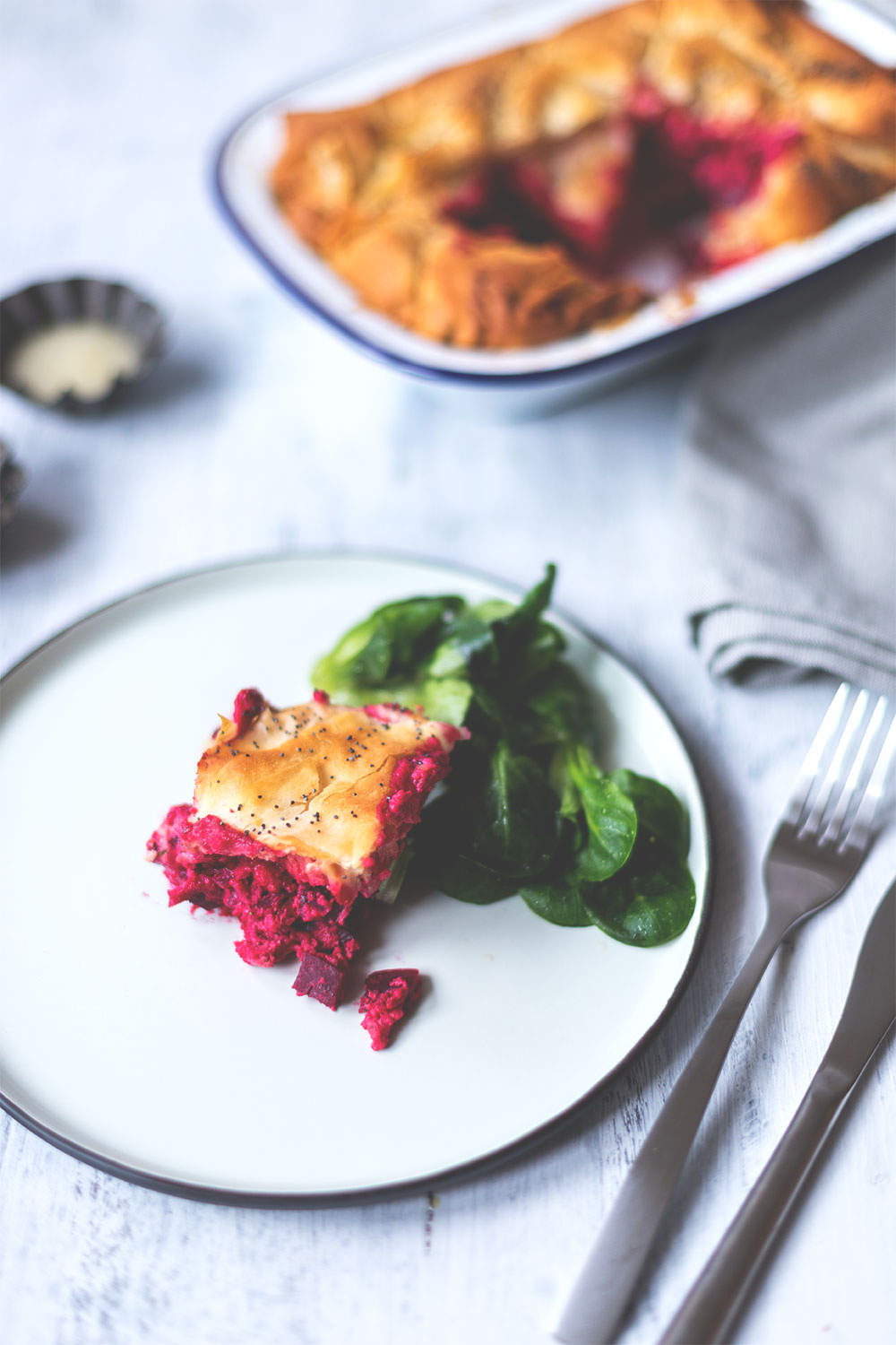 Rezept für Rote Bete Spanakopita (Filoteig-Pastete mit Rote Bete, Ricotta und Feta) | Saisonal schmeckt's besser! Der Foodblogger-Saisonkalender | moeyskitchen.com