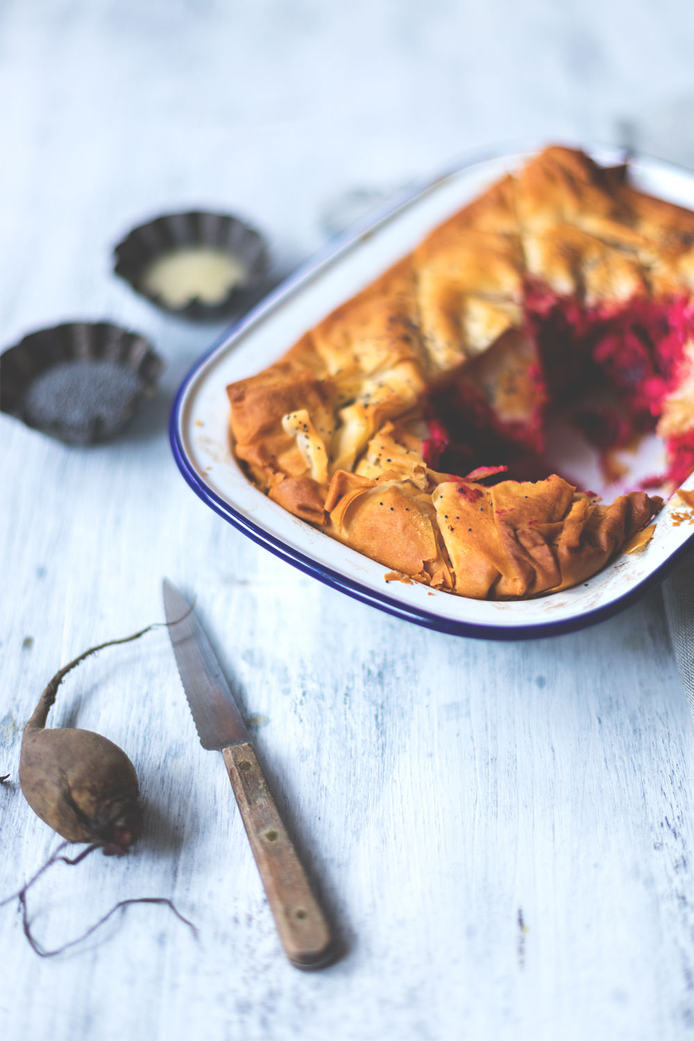 Rezept für Rote Bete Spanakopita (Filoteig-Pastete mit Rote Bete, Ricotta und Feta) | Saisonal schmeckt's besser! Der Foodblogger-Saisonkalender | moeyskitchen.com