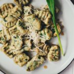 Nahaufnahme Ansicht von einem Teller mit frischen Bärlauch-Ricotta-Gnocchi mit brauner Butter.