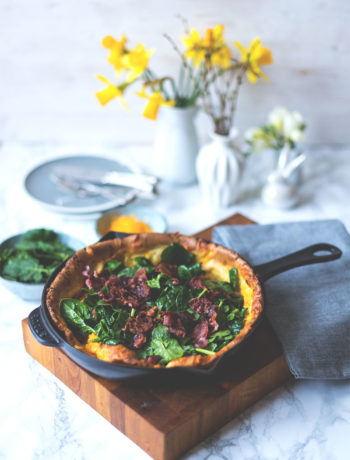 Rezept für herzhaften Dutch Baby Pancake mit Spinat, Cheddar und Bacon | Foodblogger-Osterbrunch | moeyskitchen.com