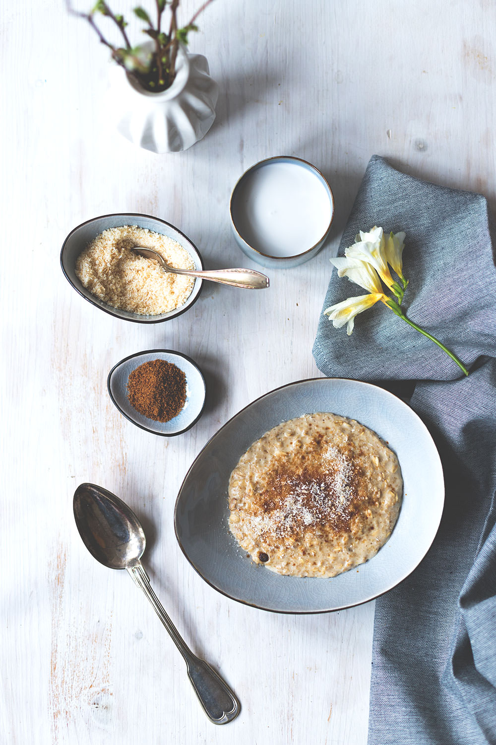 Rezept für schnelles Kokos-Porridge | vegan und mit Kokosblütenzucker | The Sunday Breakfast Club | moeyskitchen.com