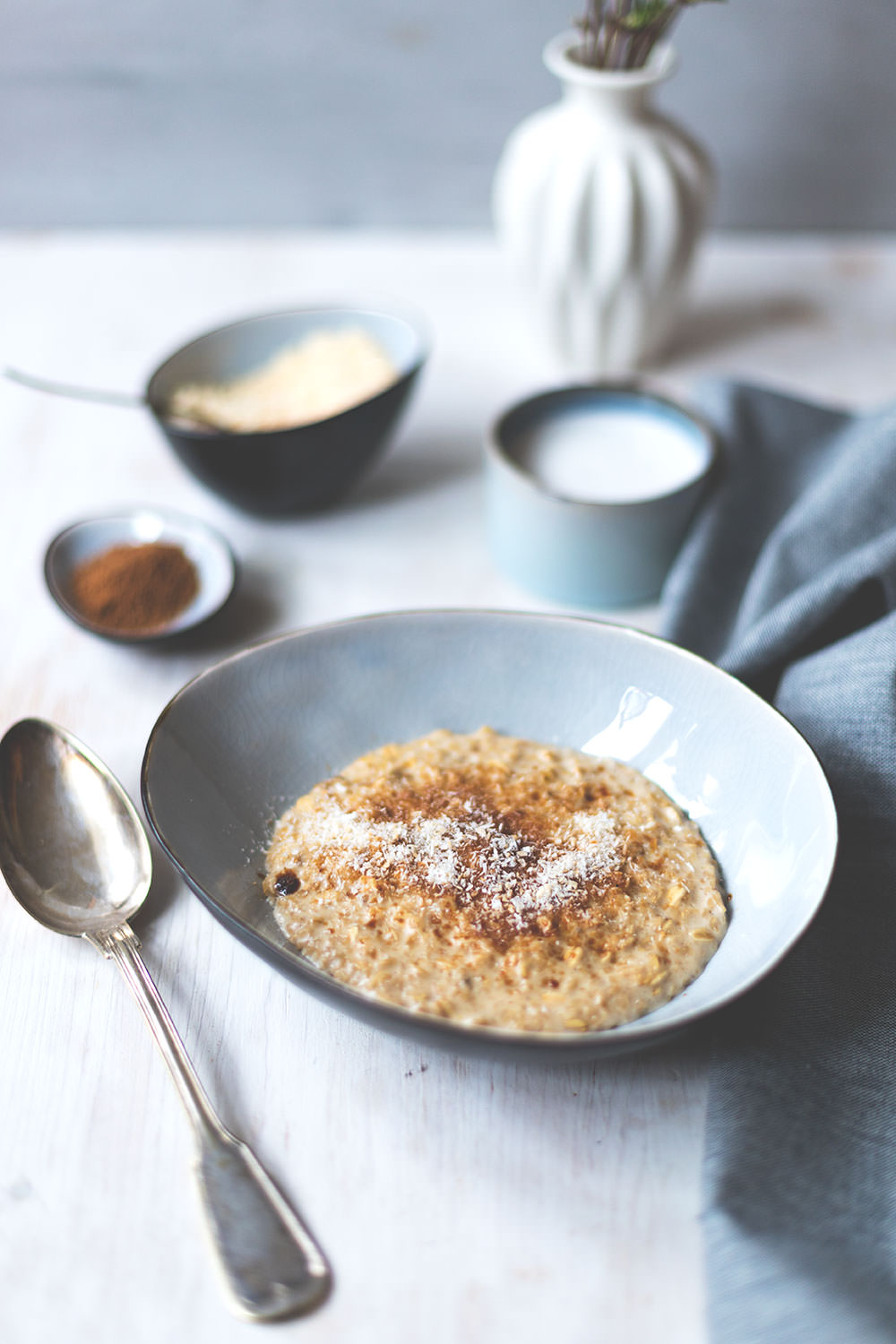 Rezept für schnelles Kokos-Porridge | vegan und mit Kokosblütenzucker | The Sunday Breakfast Club | moeyskitchen.com