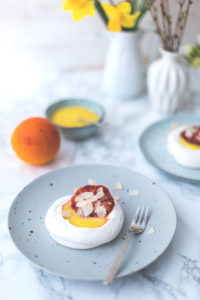 Rezept für Mini-Pavlovas mit Lemon Curd und Blutorangen | Foodblogger-Osterbrunch | moeyskitchen.com