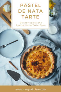 Rezept für Pastel de Nata Tarte | die portugiesische Spezialität Pasteis de Nata jetzt als leckere Tarte genießen | passt perfekt zu Frühling und Ostern - eine leckere Dessert-Idee | moeyskitchen.com #pasteldenata #pasteisdenata #tarte #frühling #ostern #osterkaffee #osterbrunch #rezepte #foodblogger