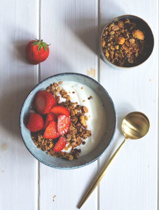 Rezept für Ahornsirup-Nuss-Granola aus dem Airfryer | Schnelles Knuspermüsli aus der Heißluftfritteuse | moeyskitchen.com