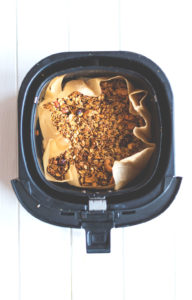 Rezept für Ahornsirup-Nuss-Granola aus dem Airfryer | Schnelles Knuspermüsli aus der Heißluftfritteuse | moeyskitchen.com
