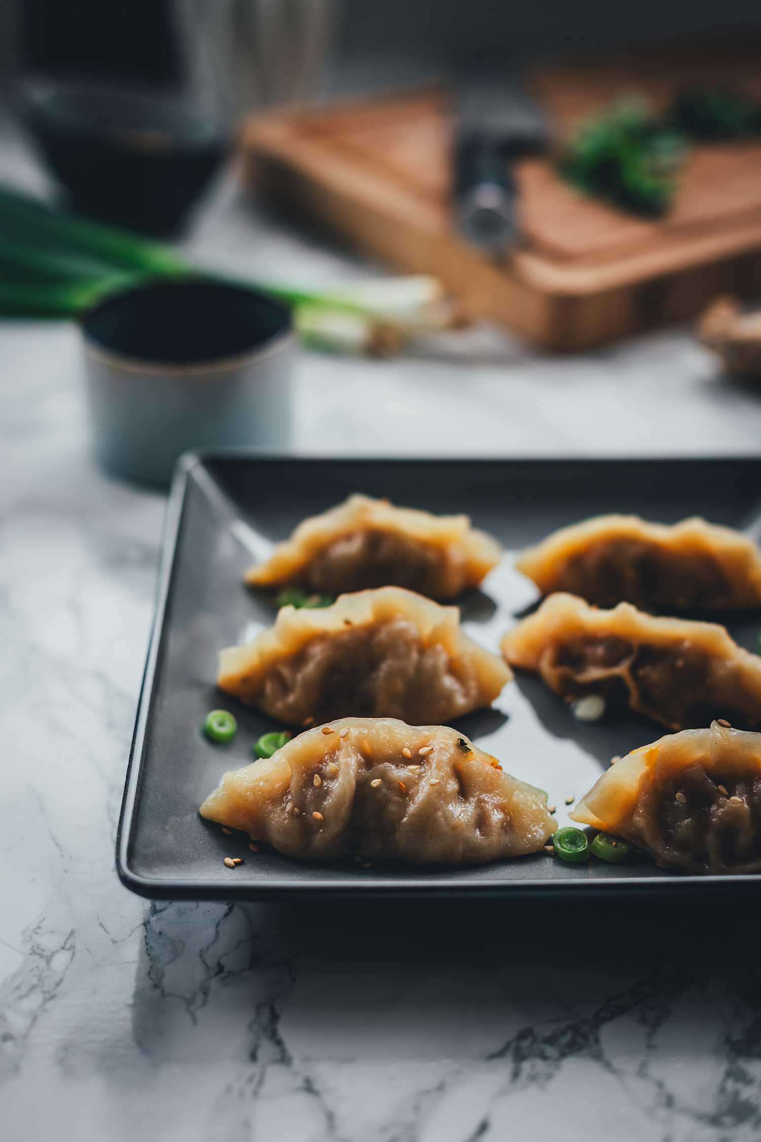 Knusprige japanische Gyoza nach dem Braten in der Pfanne