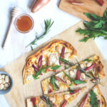 Rezept für Rhabarber-Flammkuchen mit Ziegenfrischkäse und Mandeln | moeyskitchen.com