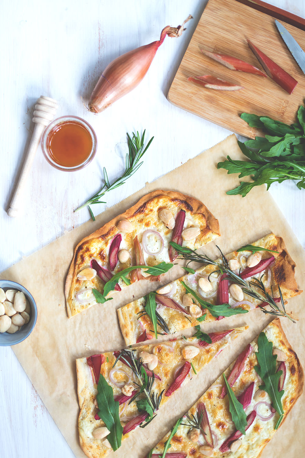 Rhabarber Flammkuchen Mit Ziegenfrischkase Und Mandeln Moey S Kitchen Foodblog