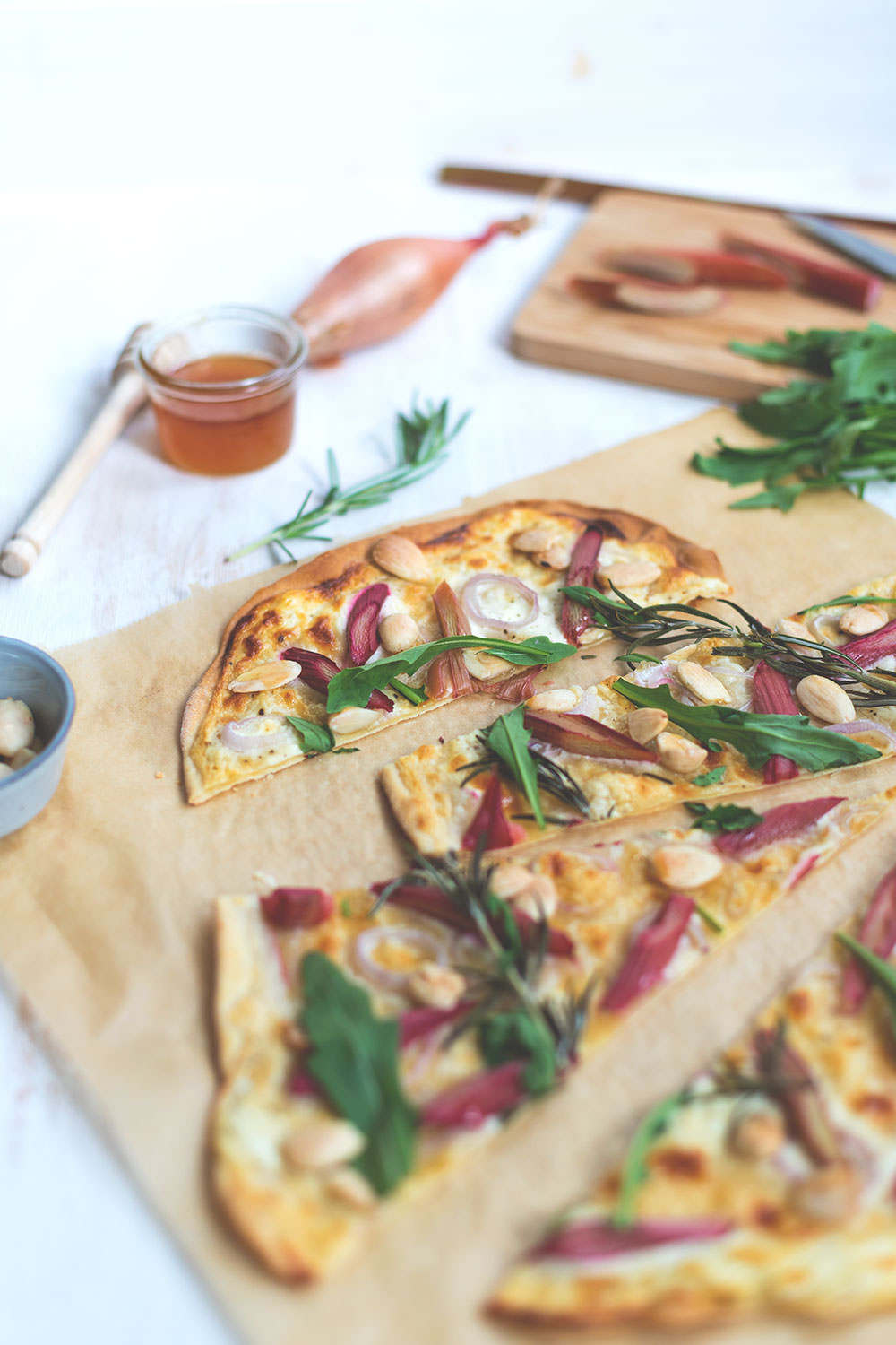 Rhabarber-Flammkuchen mit Ziegenfrischkäse und Mandeln - moey&amp;#39;s kitchen ...