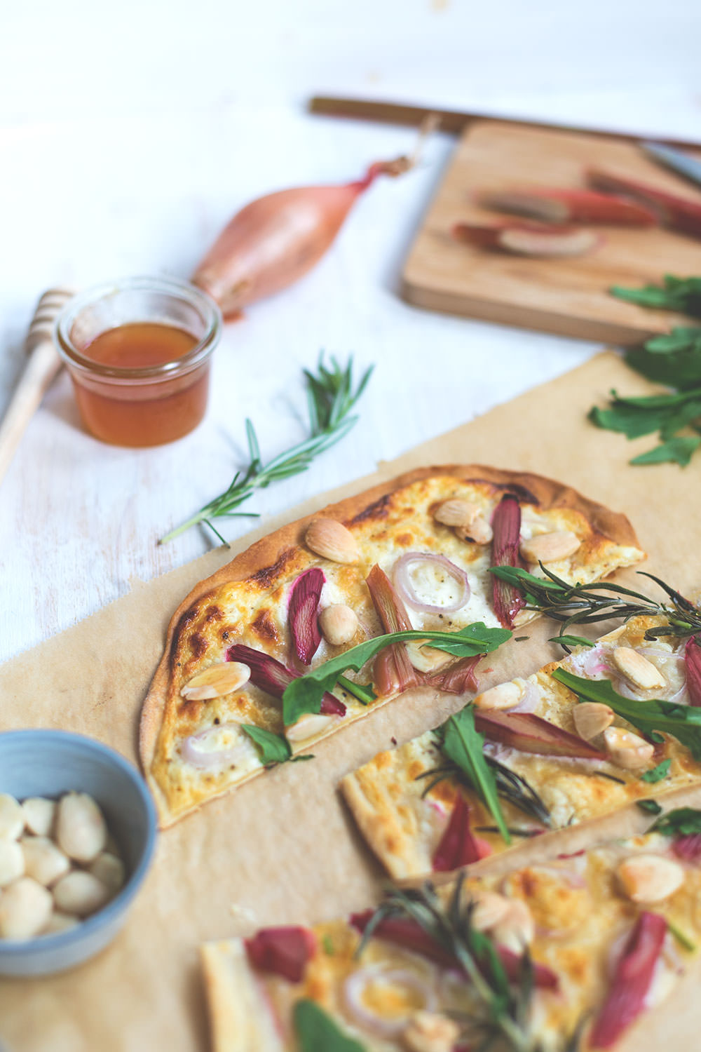 Rhabarber-Flammkuchen mit Ziegenfrischkäse und Mandeln - moey&amp;#39;s kitchen ...