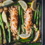 Lachs mit Spargel und Kartoffeln vom Blech als einfaches Ofenrezept im Querformat