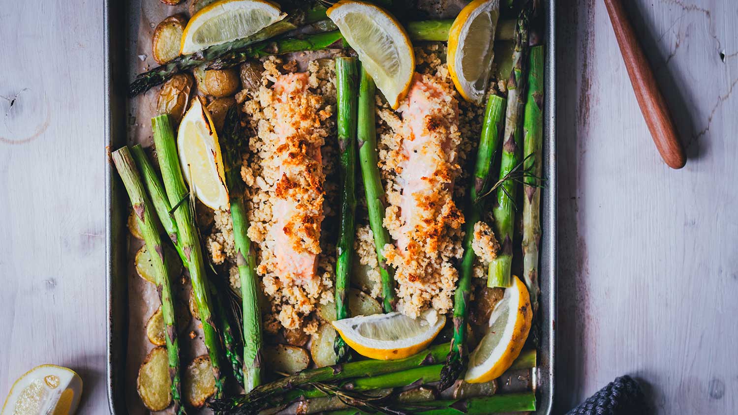 Lachs mit Spargel und Kartoffeln vom Blech als einfaches Ofenrezept im Querformat