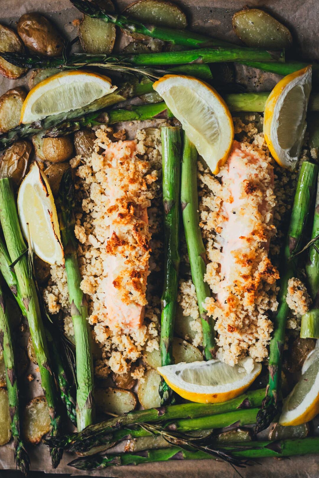 Lachs mit Spargel und Kartoffeln vom Blech mit knuspriger Kruste, angerichtet auf dem Backblech