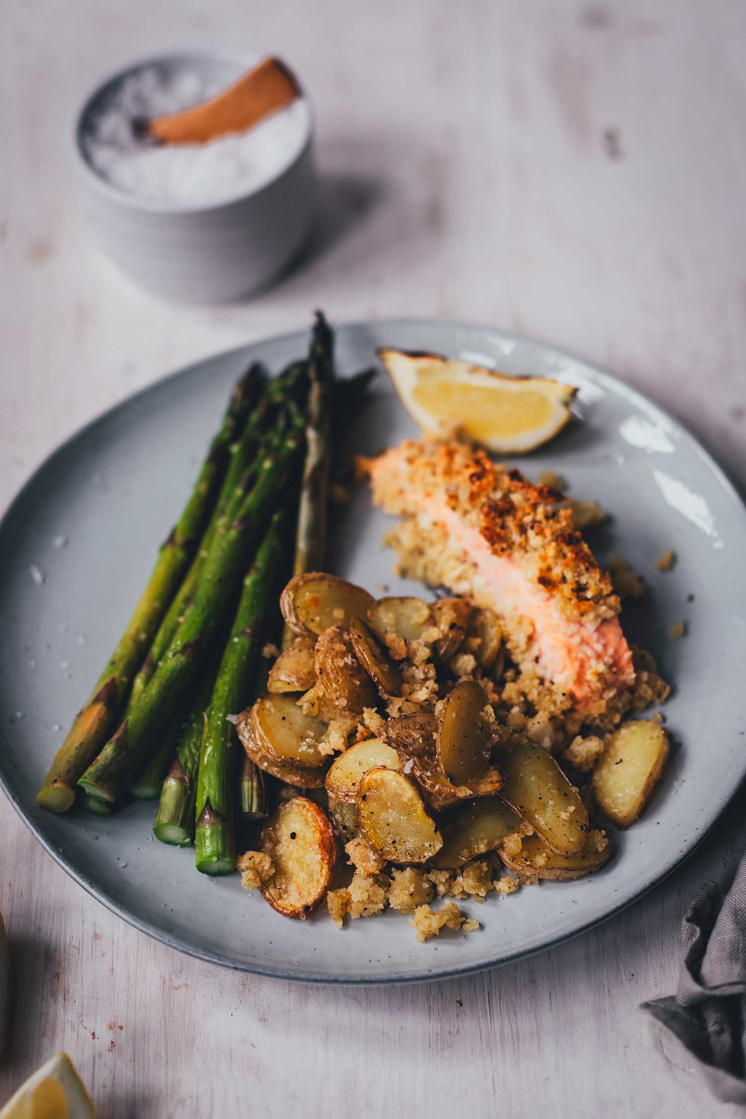 Saftiger Lachs mit grünem Spargel und Kartoffeln als schnelles Ofengericht angerichtet