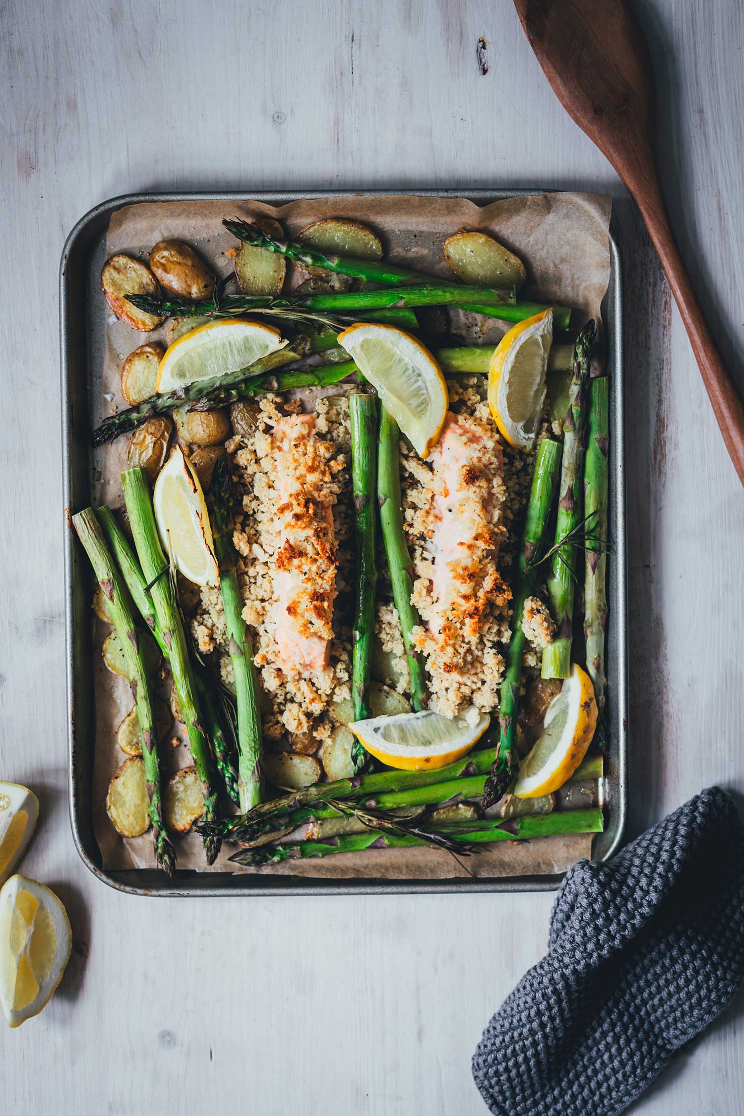 Lachs mit grünem Spargel und Kartoffeln vom Blech im Ofenblech als komplettes Gericht