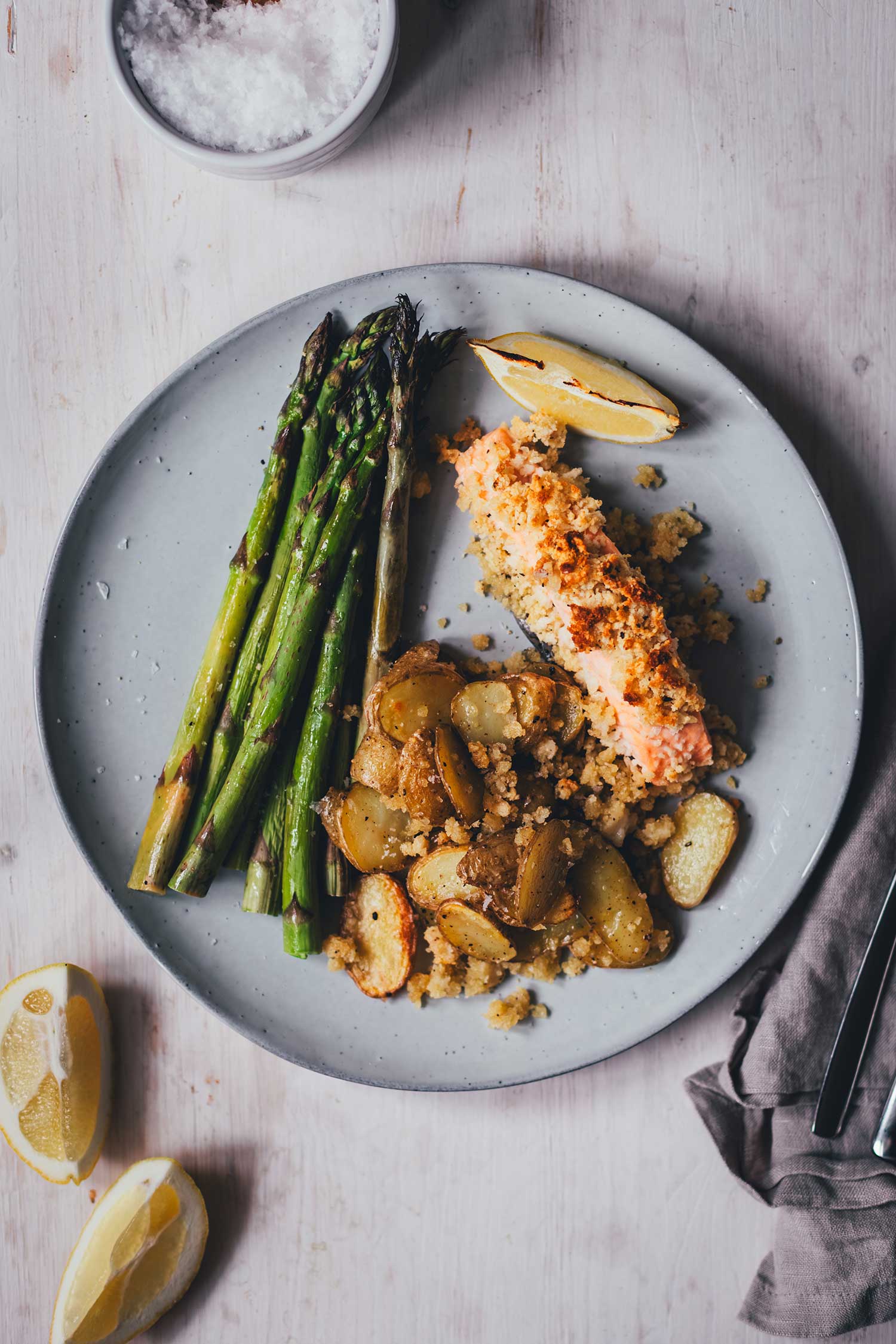 Lachs mit Spargel und Kartoffeln auf einem Teller als einfaches Frühlingsgericht
