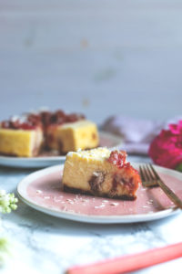 Rhabarber-Cheesecake aus dem Varoma | Rezept für den Thermomix | moeyskitchen.com